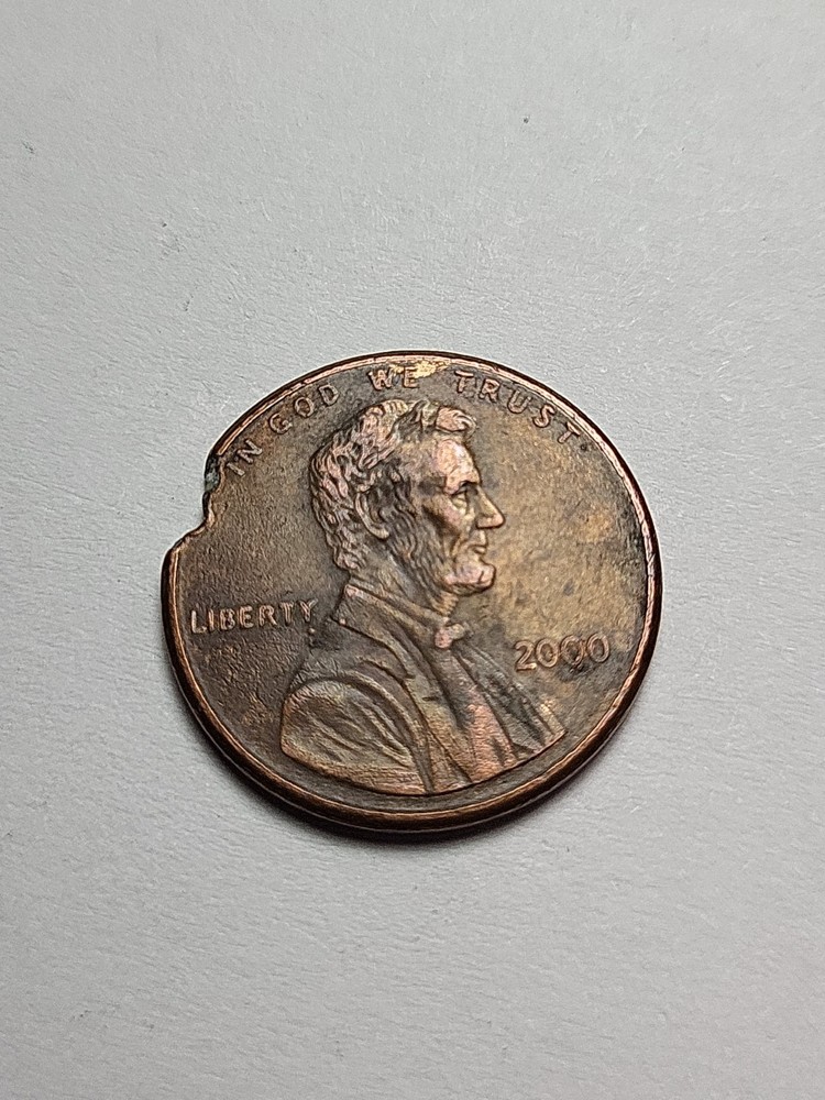 2000 Penny Lincoln Memorial Cent Crack Chip