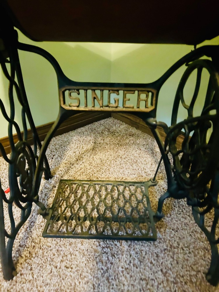 Beautiful singer sewing machine vintage
