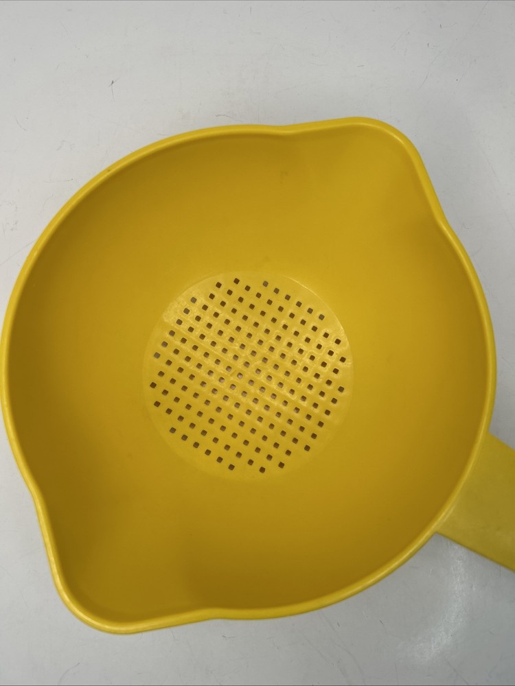 TUPPERWARE Colander Strainer 1 Quart Yellow (G1)