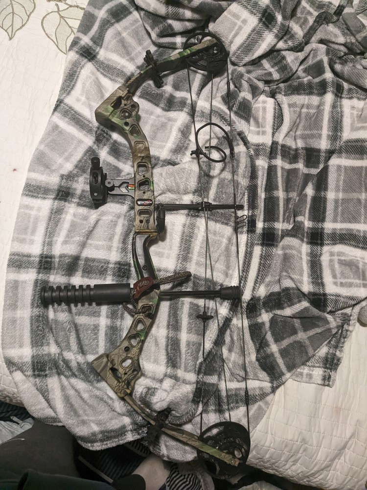 2010 BOWTECH SOLDIER RH 28/65 COMPOUND BOW EXCELLENT
