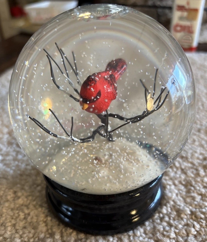 Beautiful Cardinal Snow Globe