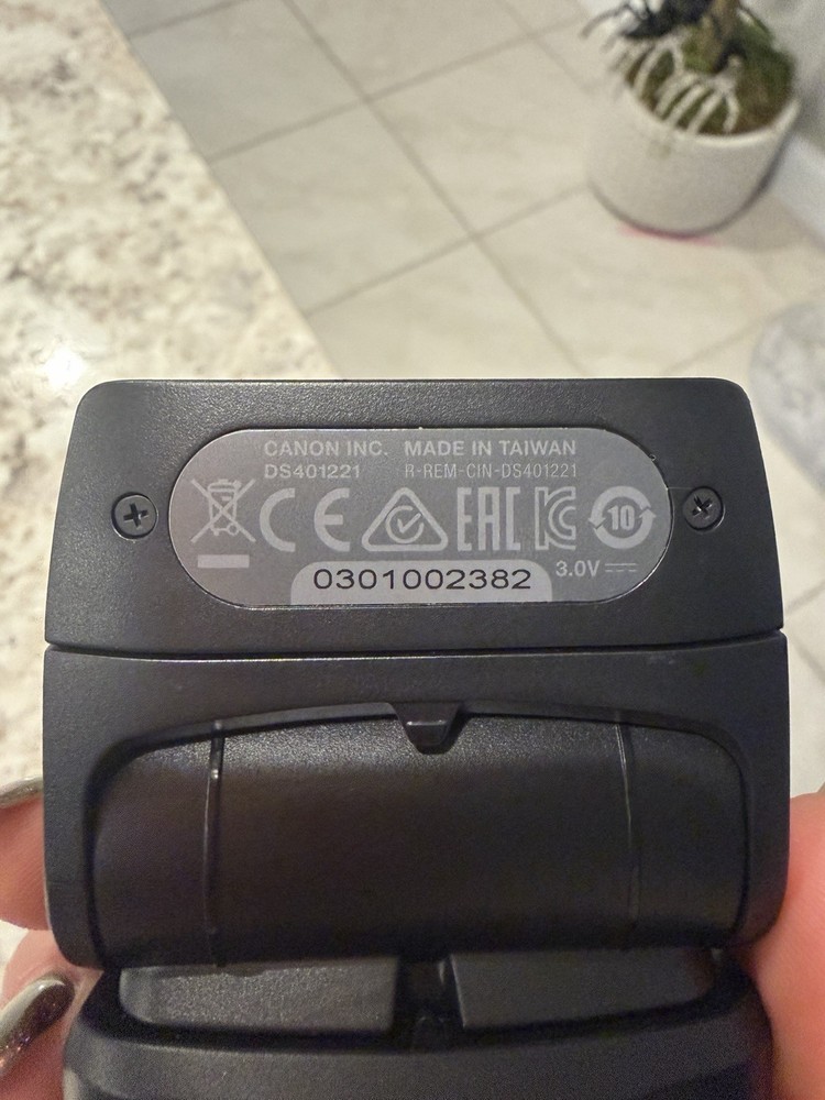 Canon Speedlite EL-100, a compact and versatile external flash