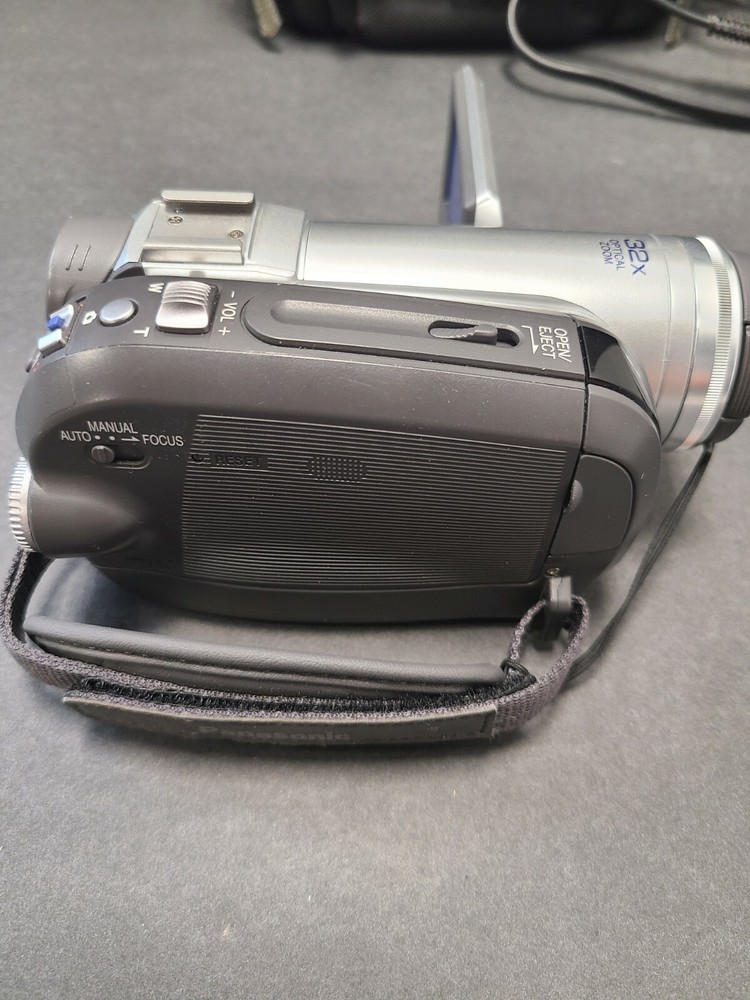 PANASONIC OPTICAL IMAGE STABILIZER 32X OPTICAL ZOOM VIDEO CAMERA WITH CHARGER