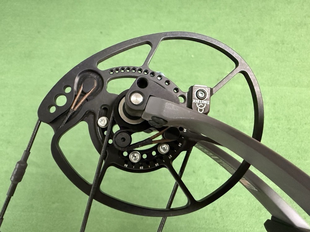 NEW Bowtech Core SR in Smoke Grey Right Hand 70# 25-30" Compound Bow