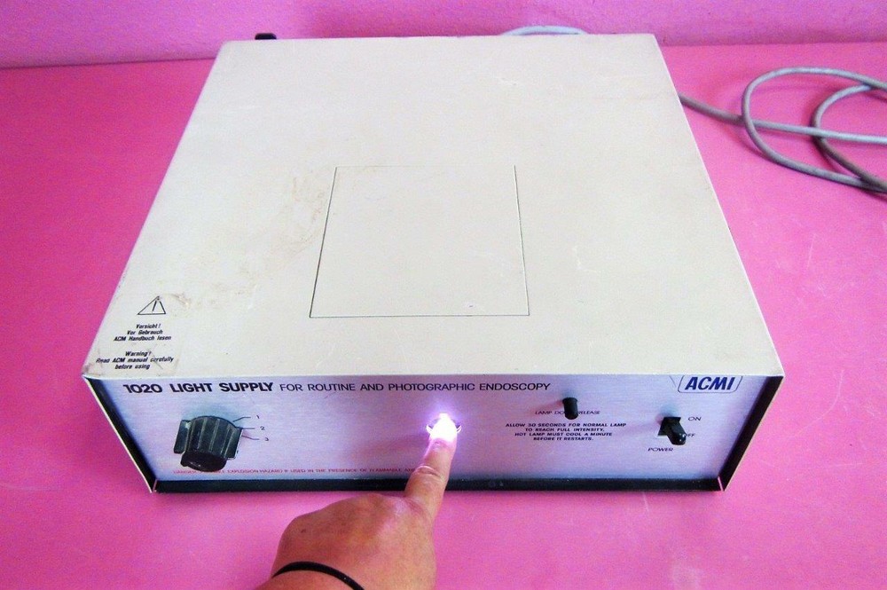 ACMI 1020 Light Supply Endoscopy Endoscopic Surgical Light Source 300 Watt