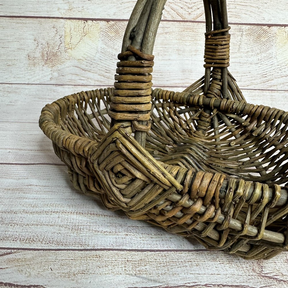 Vintage Retro Primitive Rustic Decorative Loop Handle Basket Cottage Core Nature