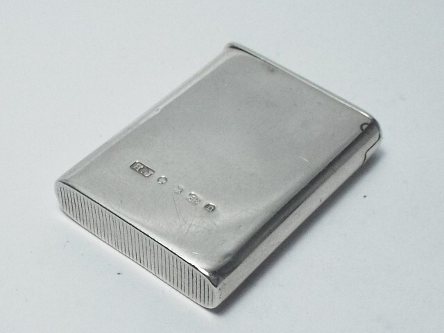 RARE ANTIQUE VICTORIAN FLAT TOP SOLID SILVER VESTA CASE, CRESTED BIRMINGHAM 1881