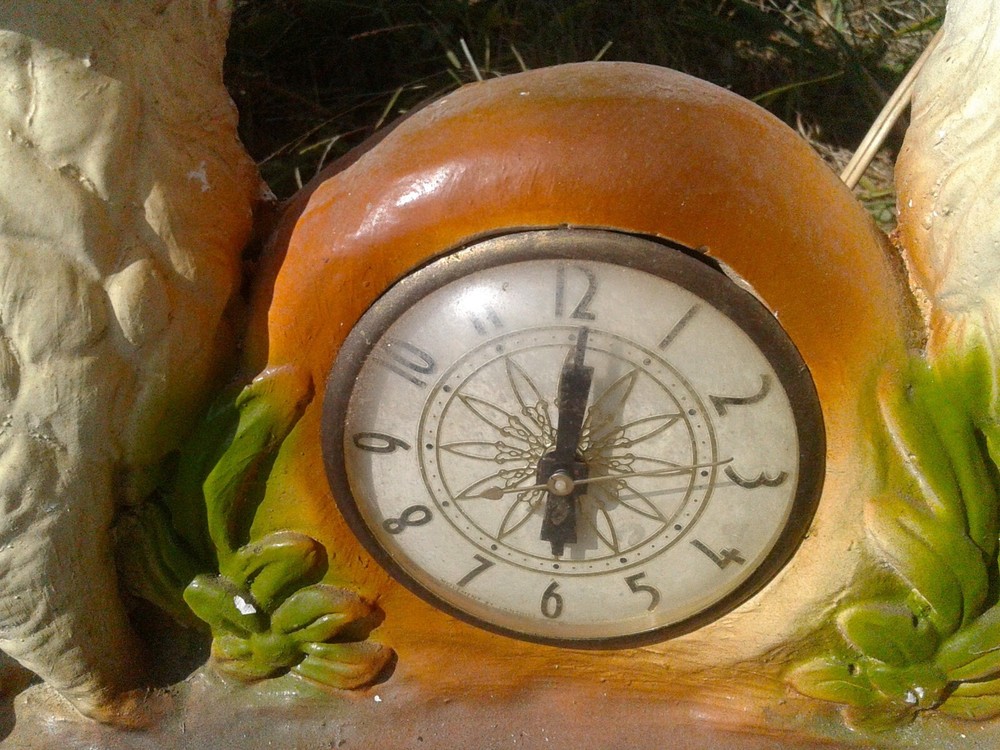 Vintage Lanshire Clock with 2 Chalk Ware White Cats