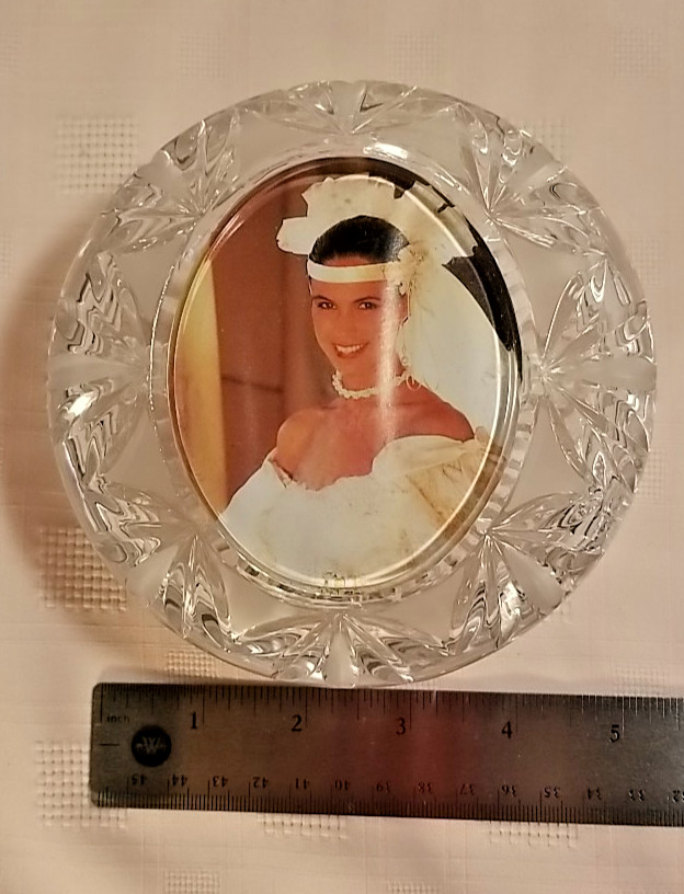 Studio Nova Poem Frame Covered Box Round 5.25" Cut Glass