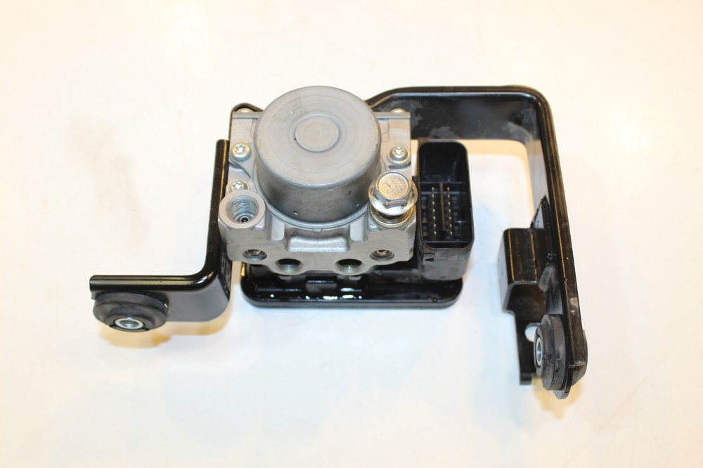 2017 Suzuki SV 650 ABS Pump Unit Module Control 55610-18k00