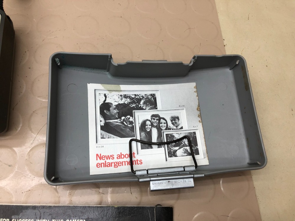 VINTAGE POLAROID 320 AUTOMATIC LAND CAMERA