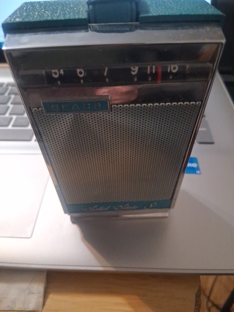 Vintage Sears Solid State 8 Transistor Radio Model 7208