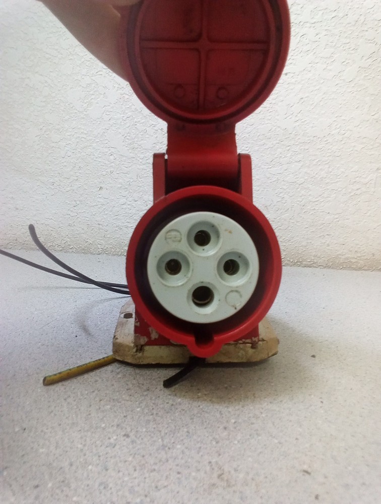 Mennekes 1268 Wall Mounted Socket 16-6h/400V