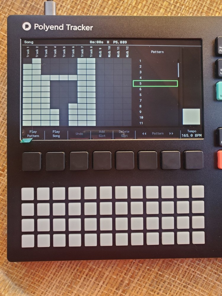 Polyend Tracker *MINT* Sequencer sampler MIDI workstation wavetable synthesis