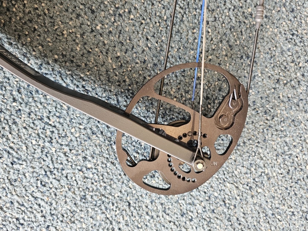 Diamond Archery Infinite Edge Pro Compound Bow 70# Draw w/ Case, Quiver, Release