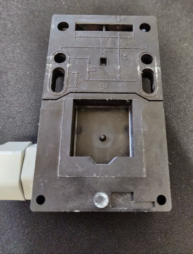 Schmersal AZ-16ZVRK Safety Switch Interlock W/ Key Front