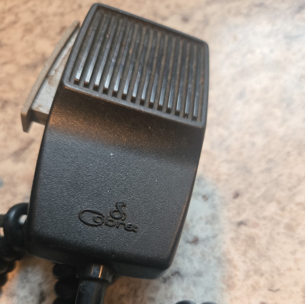 Realistic (model 21-1537) 40 Ch CB Radio w/ Microphone . Tested