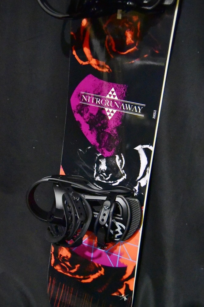 NEW NITRO RUNAWAY SNOWBOARD SIZE 149 CM WITH CHAMONIX MEDIUM BINDINGS