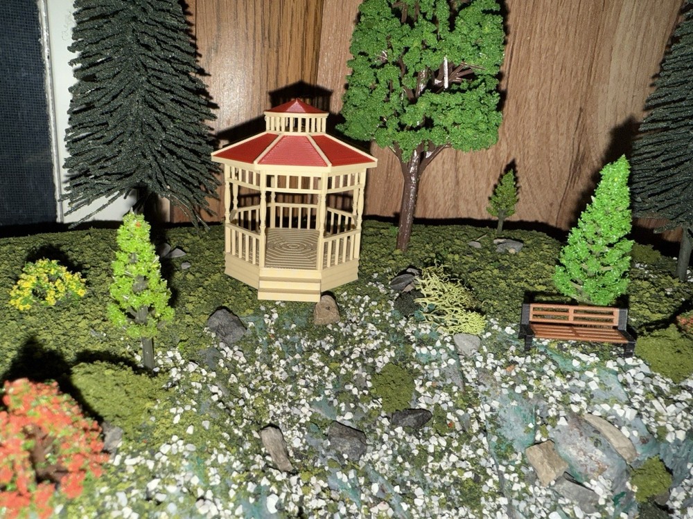 HO Scale 1:87 Gazebo -Red/Tan