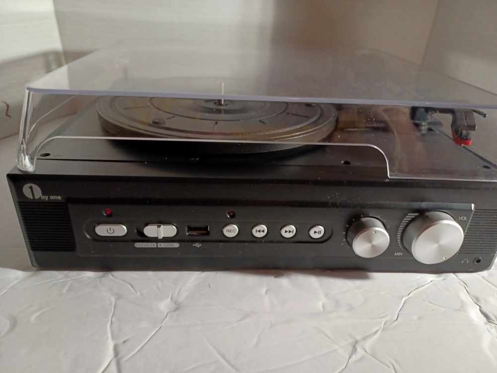 1 BY ONE Record Player MD-920 In Good Condition