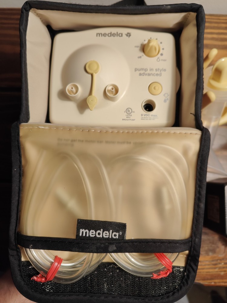 *Medela Breastpump & Case W/ EXTRAS*