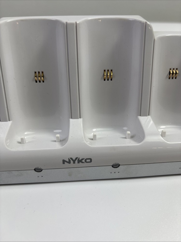 Wii Nyko Controller Charge Station Quad 87060-A50 White Dock 4 Controller