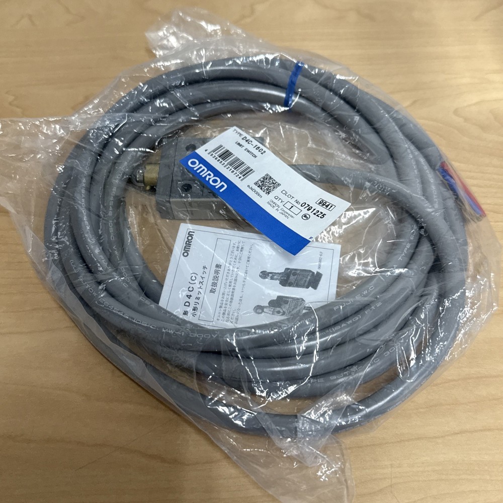 NEW! Omron D4C-1602 Compact Limit Switch Roller Plunger