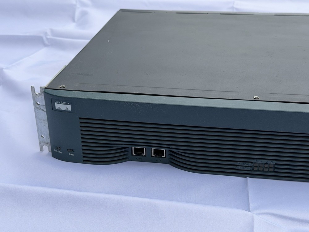 Cisco 3640 Multiservice Access Router Powers On