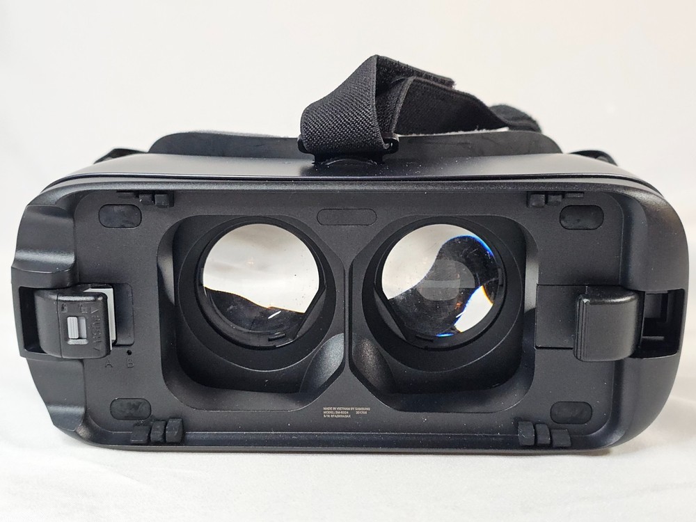 Samsung Gear VR with Controller, Complete in original box, Classic OG VR Tech!