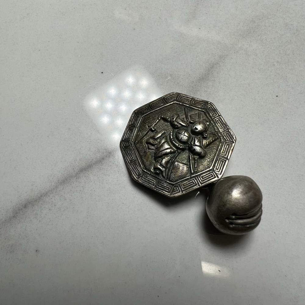 VINTAGE SAMURAI OR FIGURAL SILVER TOGGLE BUTTON Octagon shape 4.19g (Tiny hole )