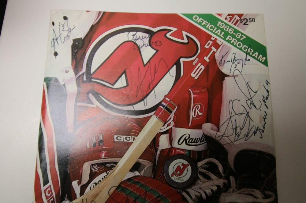 NEW JERSEY DEVILS NHL PROGRAM VS ISLANDERS 1987 10 SIGNATURES WITH COA RARE MEDO