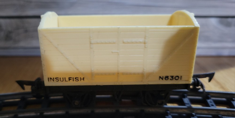 00 Gauge Triang Insulfish wagon