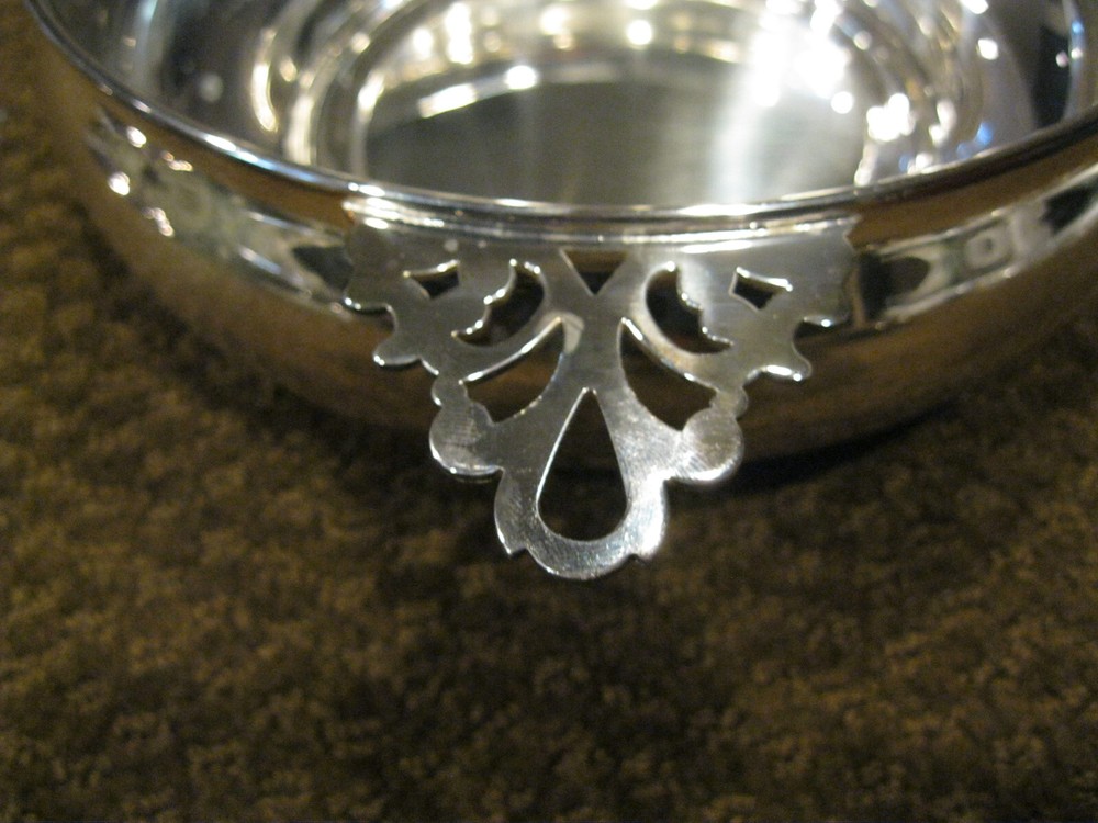 REED & BARTON SILVERPLATED 9 IN SERVING DISH WITH PYREX GLASS INSERT & SPOON