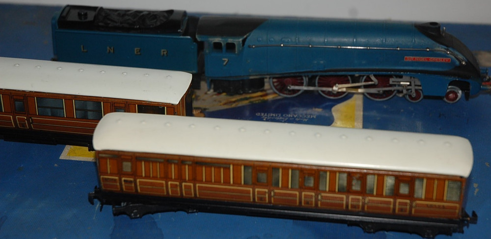 HORNBY DUBLO EDP PASSENGER TRAIN SET 'SIR NIGEL GRESLEY' BOXED