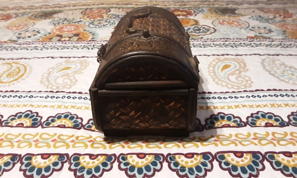 VINTAGE SMALL WOODEN CHEST