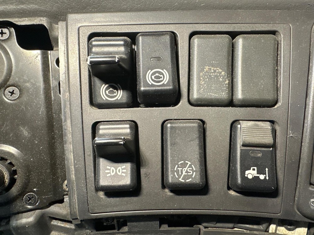 2003-2018 Volvo VNL SWITCH Dash Panel - Used | P/N 20911930