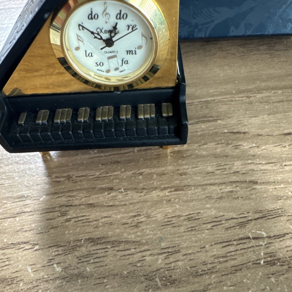 Miniature quartz Grand piano clock