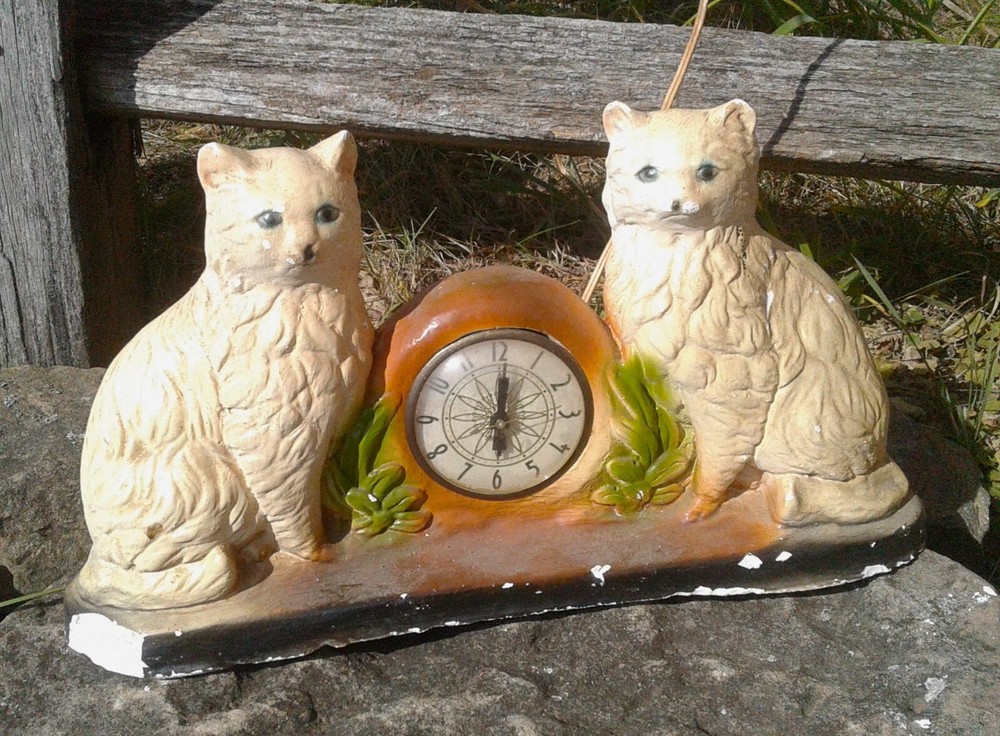 Vintage Lanshire Clock with 2 Chalk Ware White Cats
