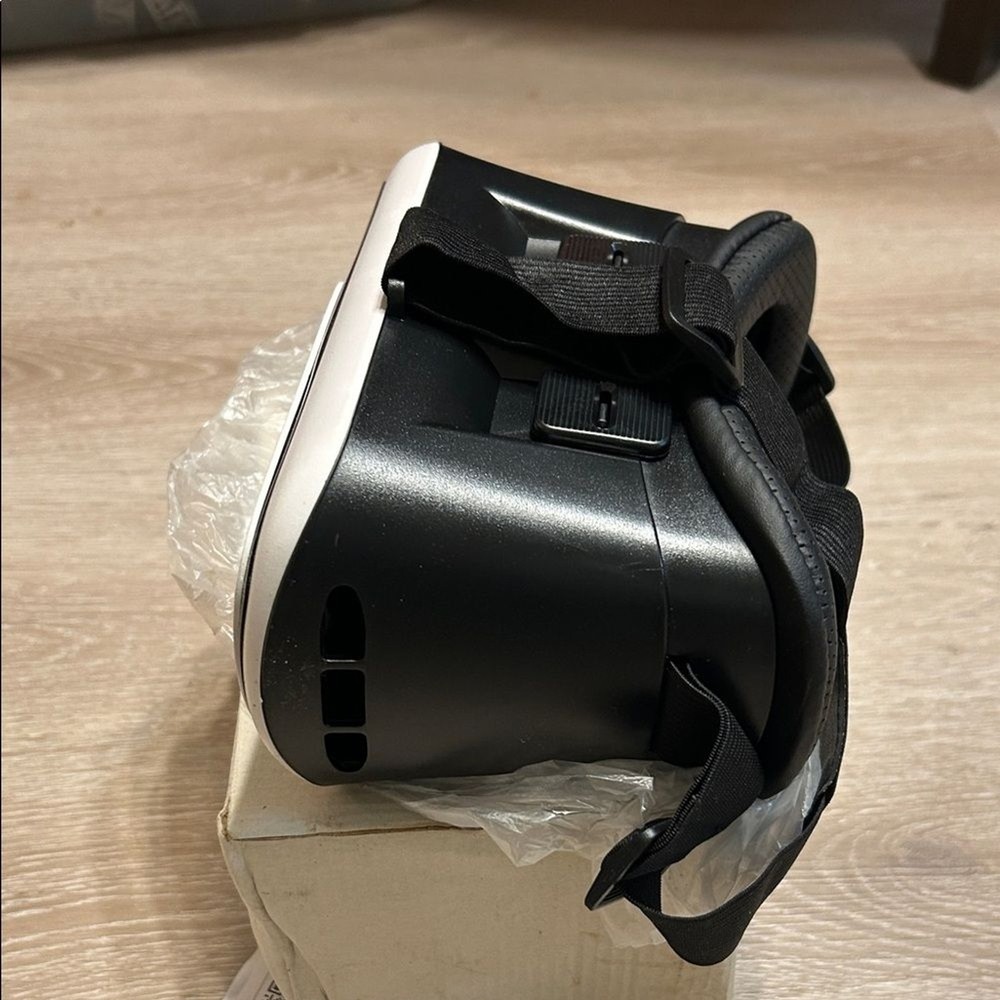 VeeR Virtual Reality Headset - White and Black