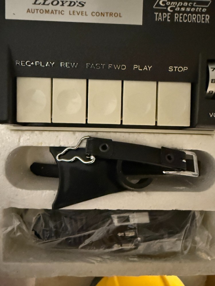 LLOYD'S Solid State Automatic Level Control Cassette Recorder Model 2V96A