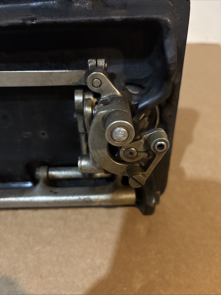 Singer Sewing Machine B.U. 7-E Untested Sold As Is