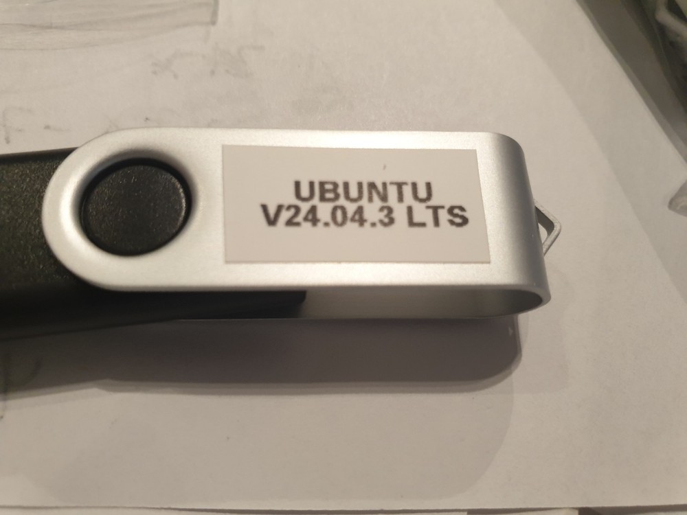 Linux Ubuntu 24.04.3 LTS, 64-bit, Bootable Live and Install USB Flash Drive