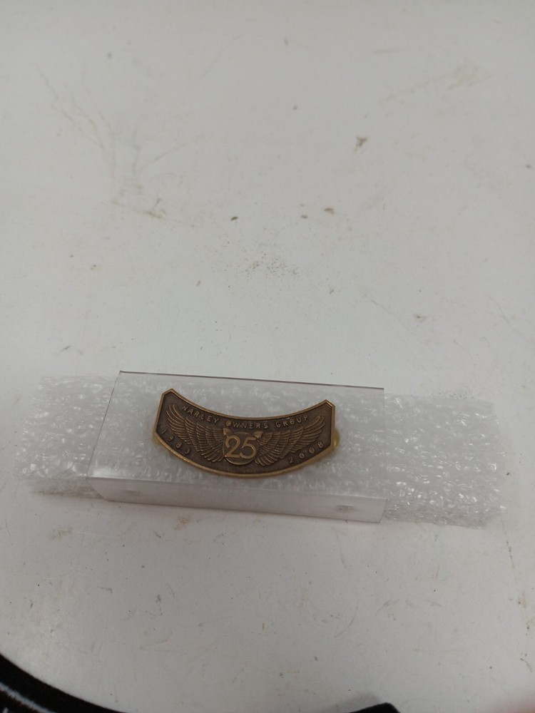 2 Harley-Davidson Pins & 2 Patches