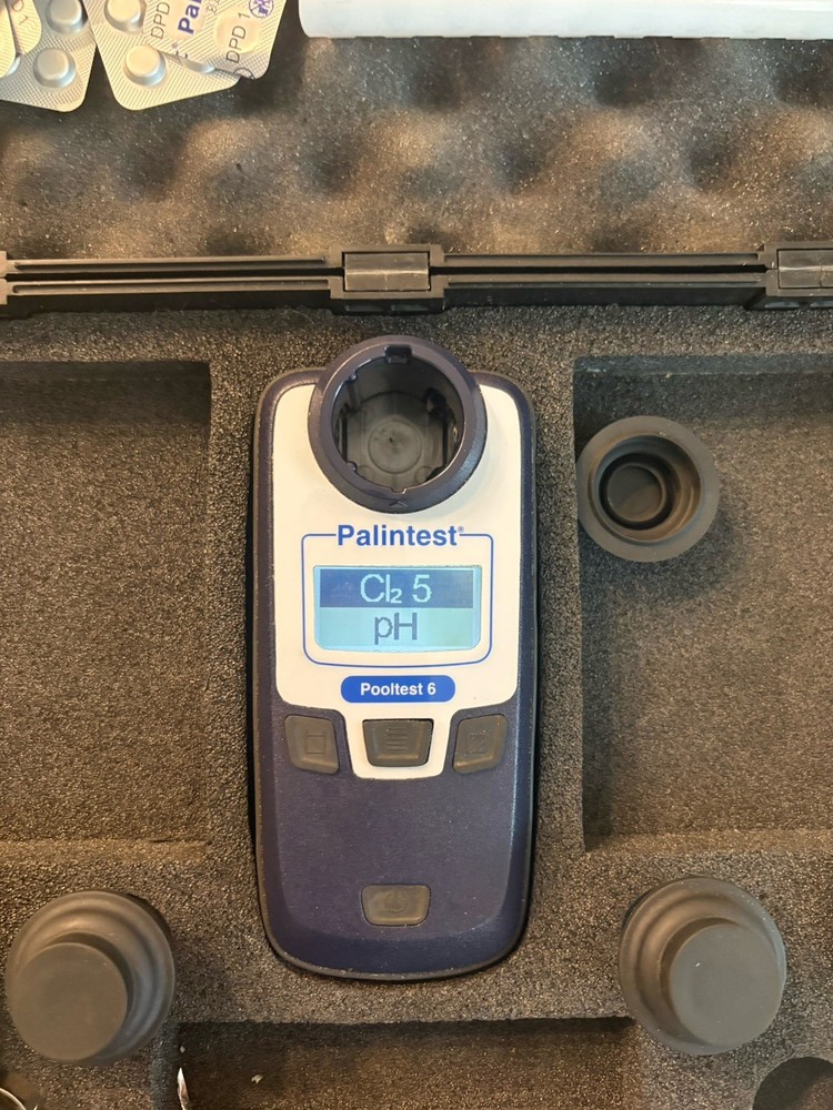 Palintest Pooltest 6 With Hard Case And Other Accessories.￼