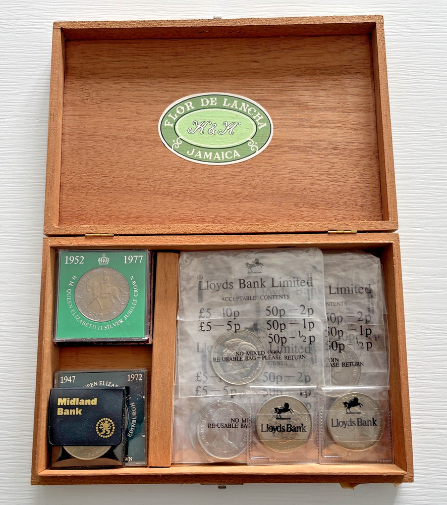 Assorted Bundle Uncirculated British Commemorative Crowns & Coins Inc Cigar Box
