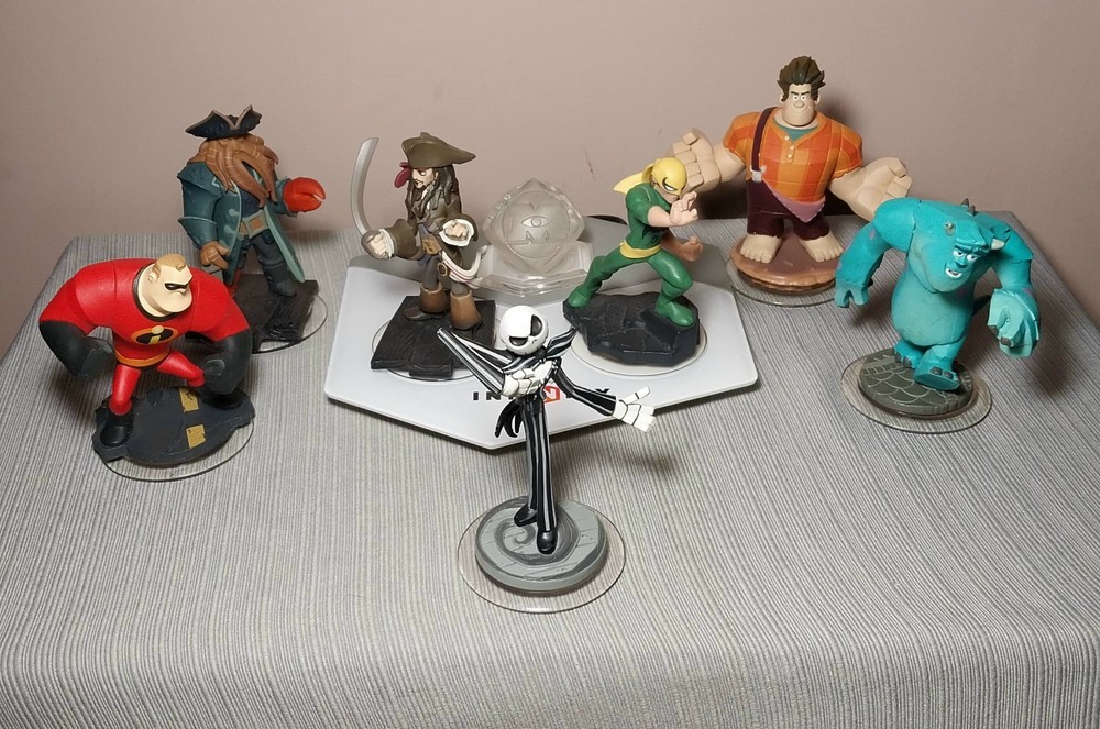 Disney Infinity Figure Lot & Platform