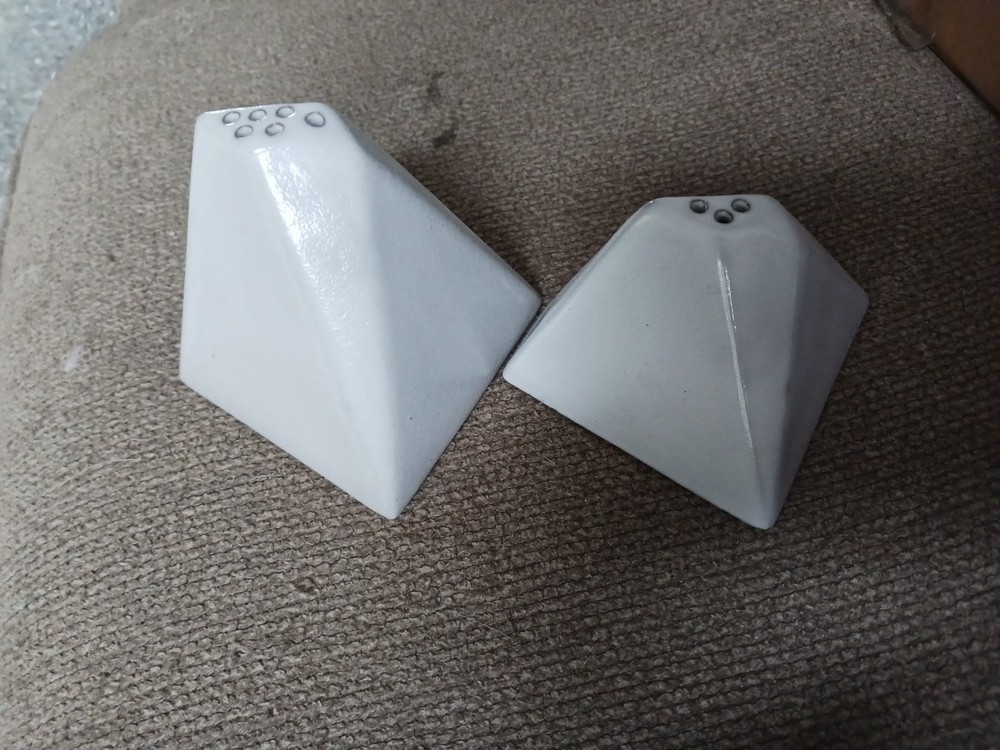 HOME ART Abstract Geometric Salt Pepper Shaker Set Midcentury Pyramid Angular