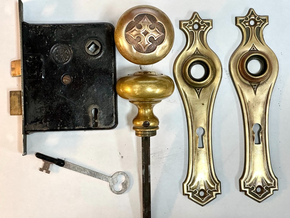 ANTIQUE R.H.CO. MORTISE LOCKSET,2 BRASS ORNATE KNOBS,2BACKPLATES & 1 WORKING KEY