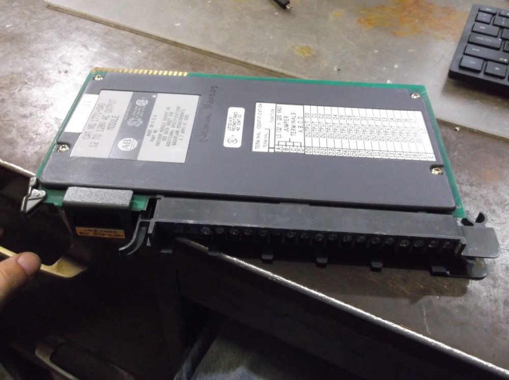 ALLEN BRADLEY 1771-OAD AC OUTPUT MODULE PLC (856)