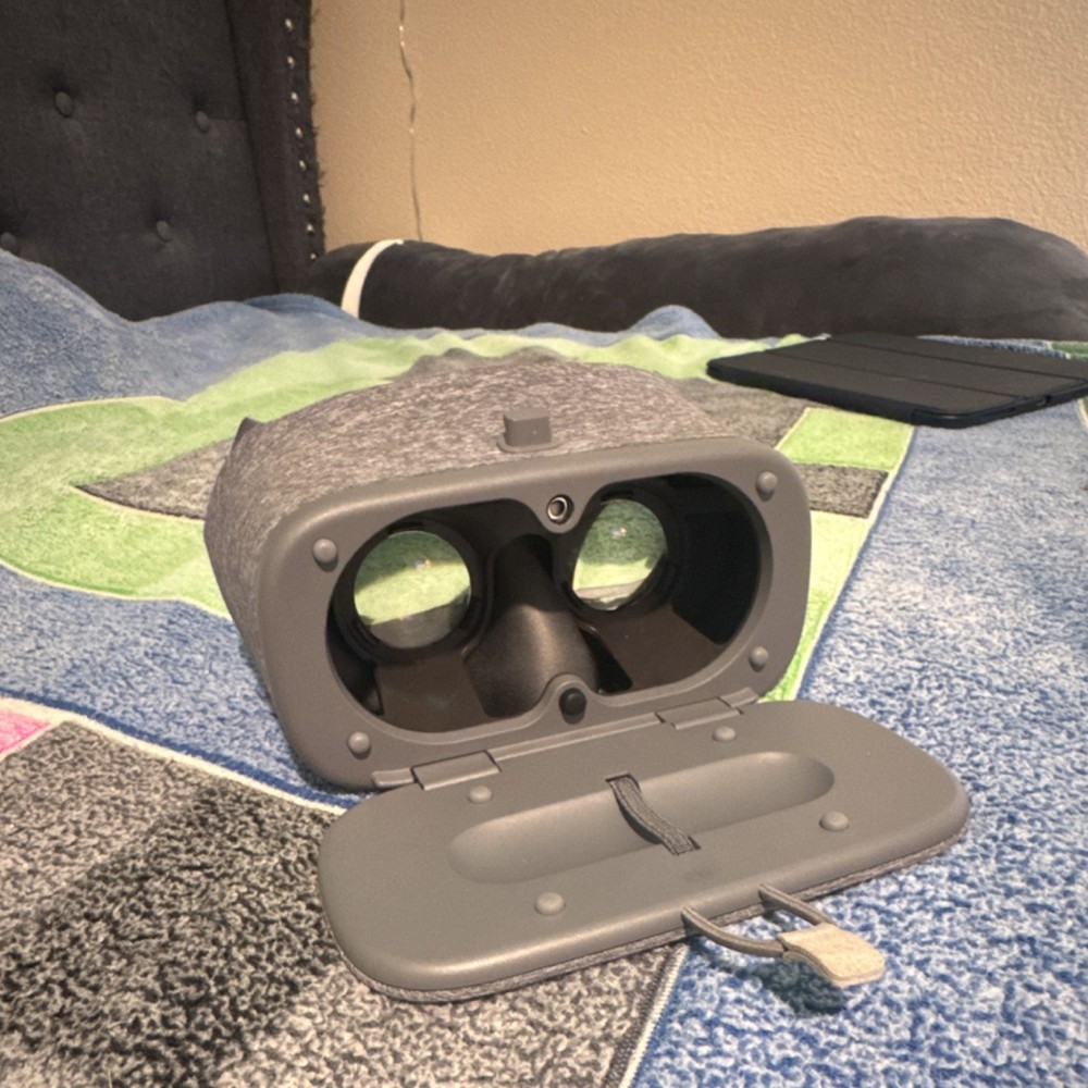 Google Daydream View Gray Smartphone VR Headset with Controller Fabric & Plastic